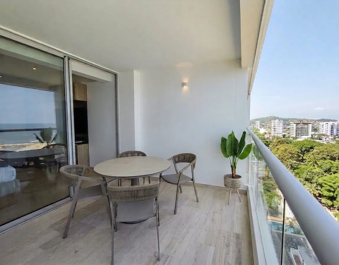 Luxurious Loft w/Balcony in Crespo
