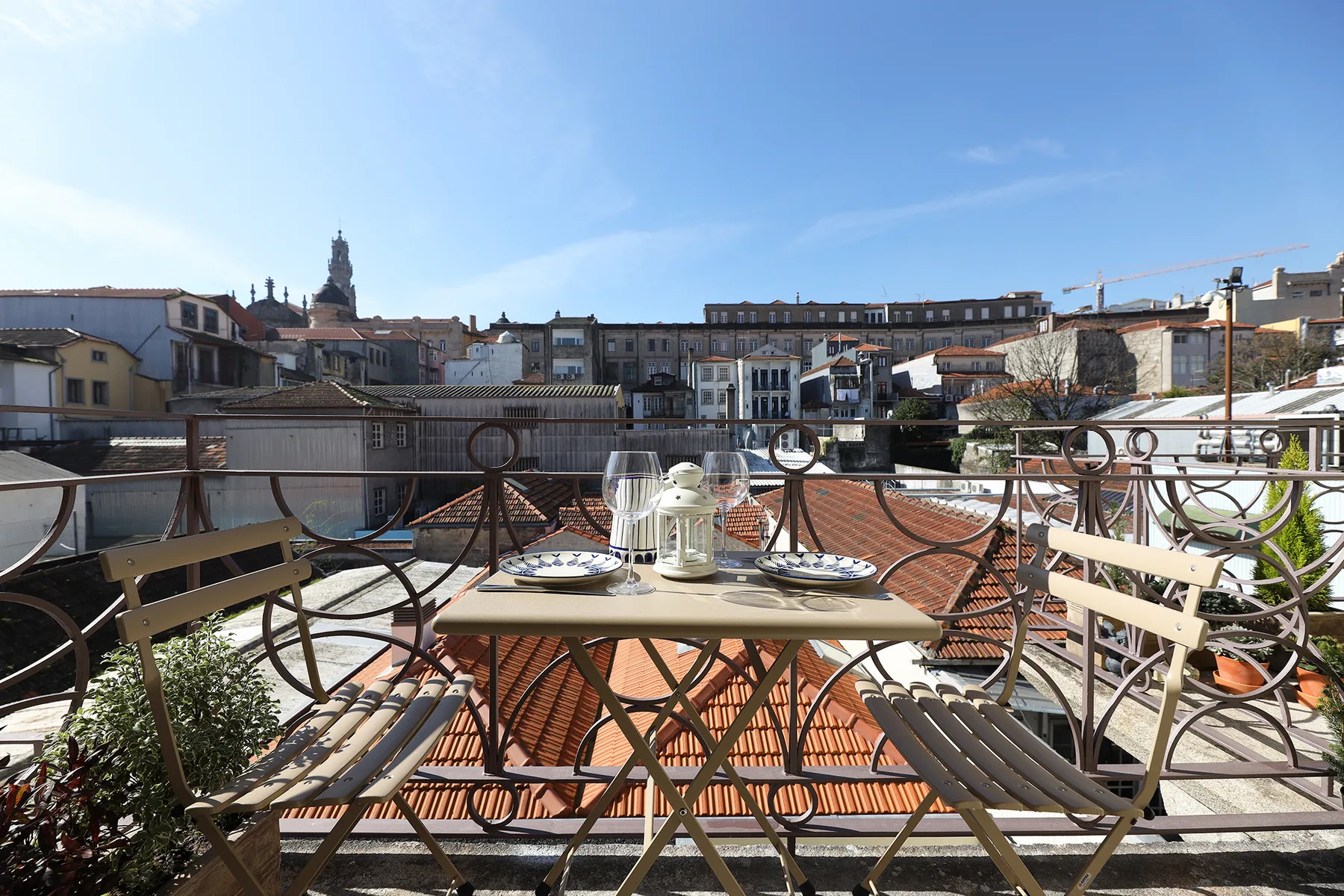 Una terraza en la azotea con asientos al aire libre da a un paisaje urbano.