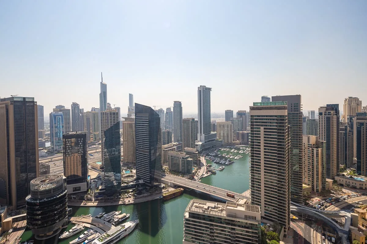 Un horizonte urbano de edificios altos rodea un canal sinuoso.