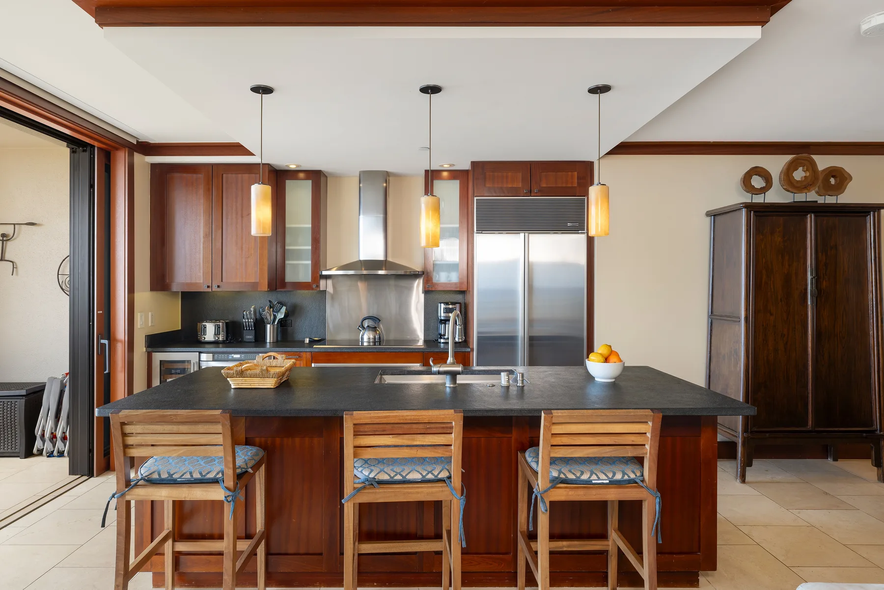 Una cocina con una isla central y gabinetes de madera.
