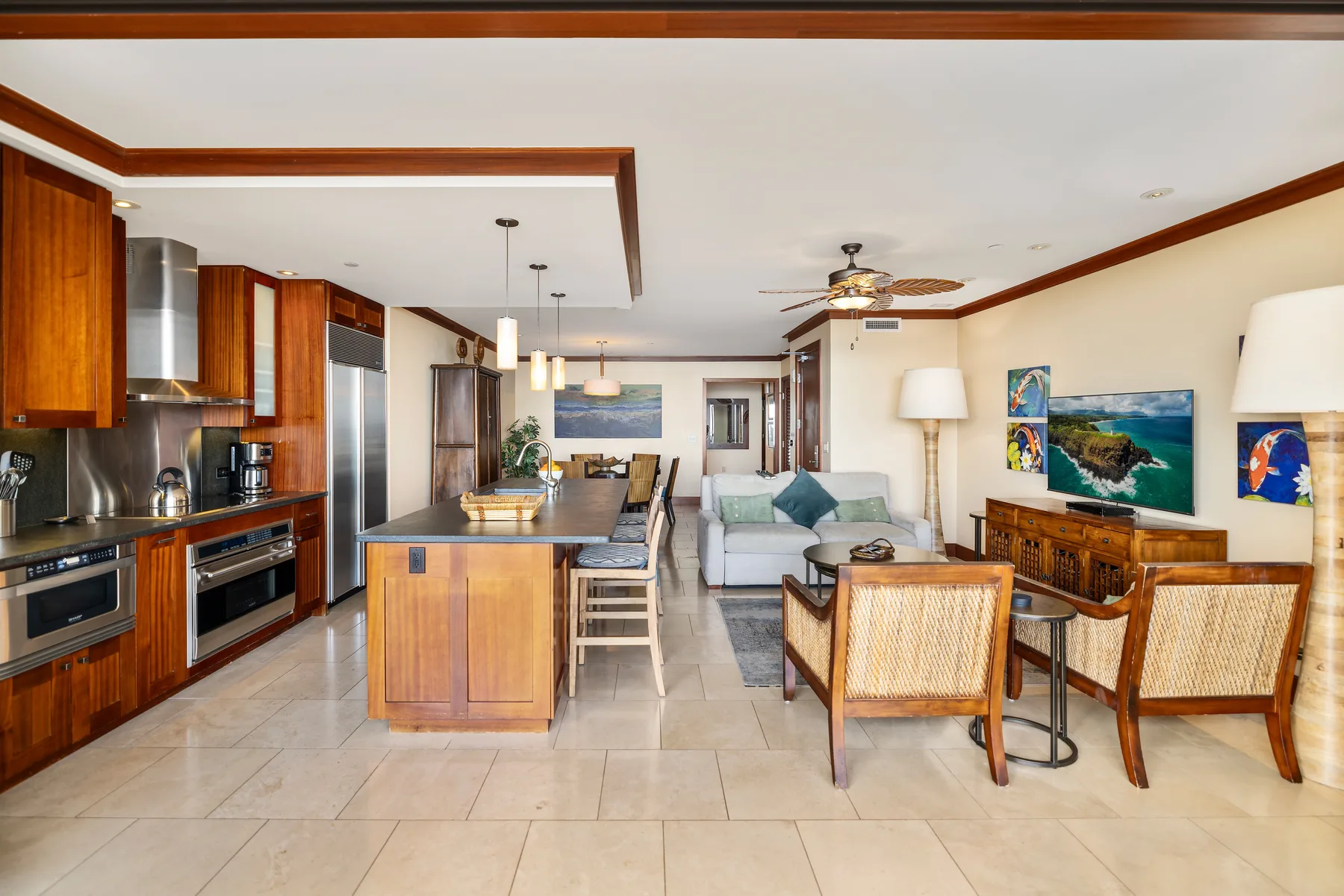 Una cocina abierta al salón, con una isla central y una mesa de comedor.