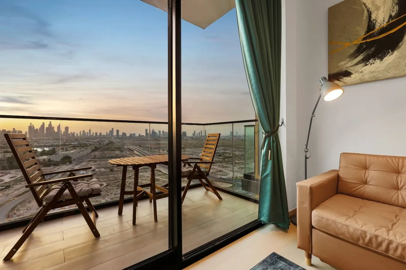 Una luminosa sala se abre a un balcón con asientos y vistas de la ciudad.