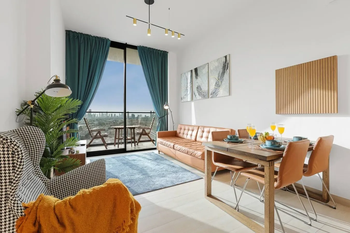 Una luminosa sala de estar y comedor con asientos, una mesa y grandes ventanas.