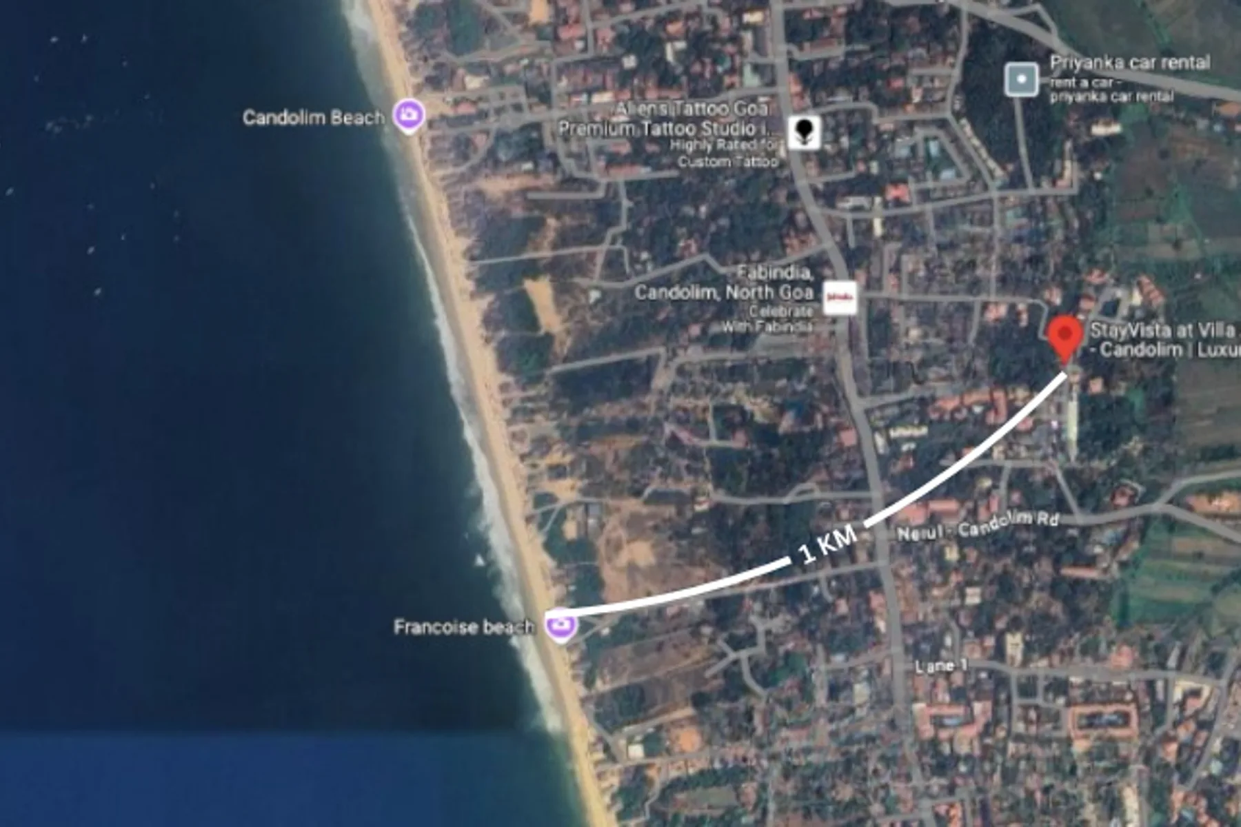 Mapa satelital de una zona costera, con una playa y una ruta marcada por la ciudad.