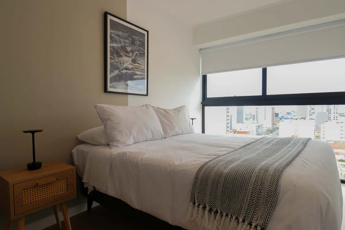 Cityview 2BR w/ Balcony in Miraflores