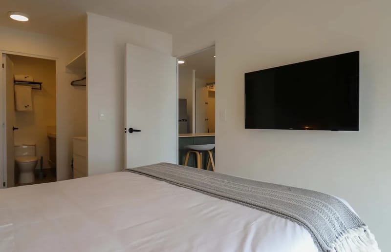 Cityview 2BR w/ Balcony in Miraflores