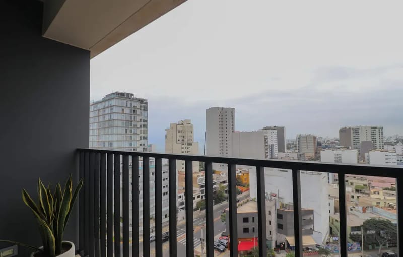 Cityview 2BR w/ Balcony in Miraflores