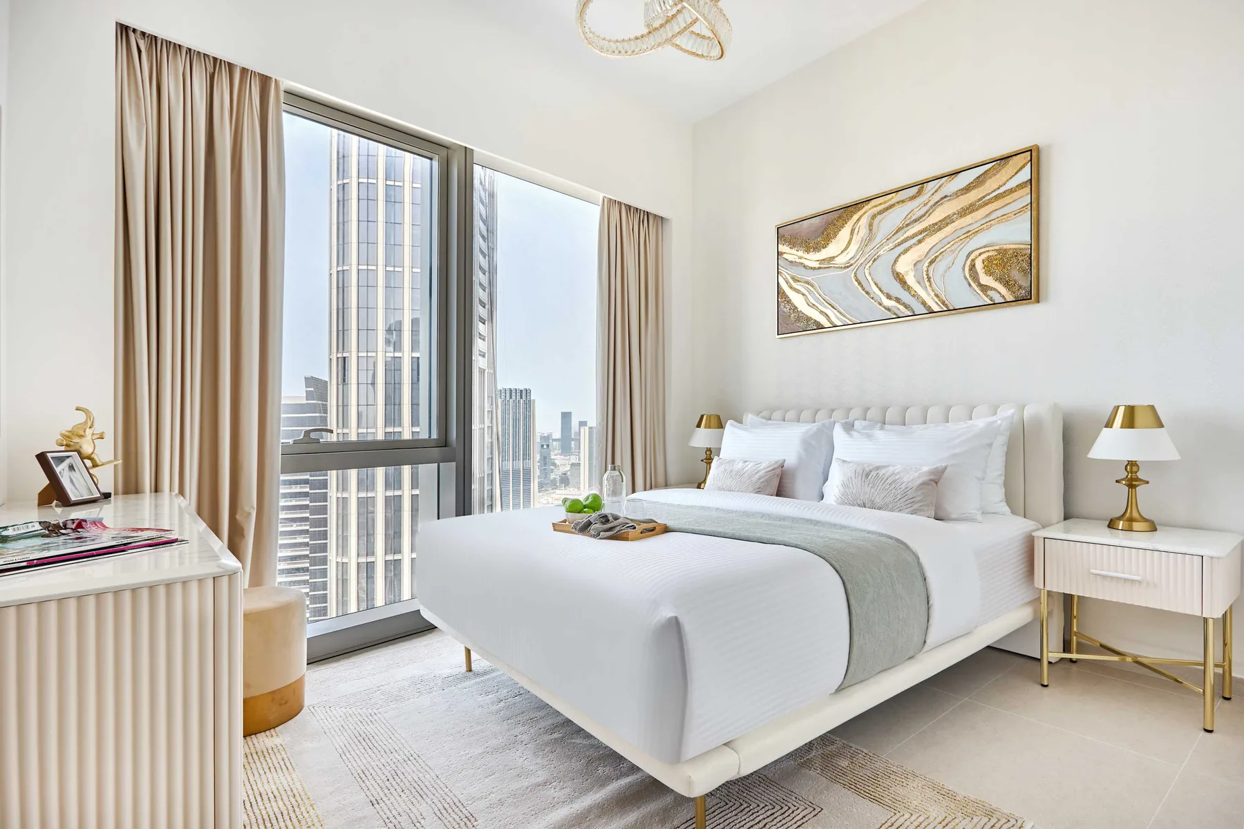 Un dormitorio luminoso con una cama bien hecha junto a ventanas de piso a techo.