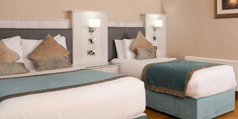 Habitación con dos camas individuales en Villa Rose Hotel