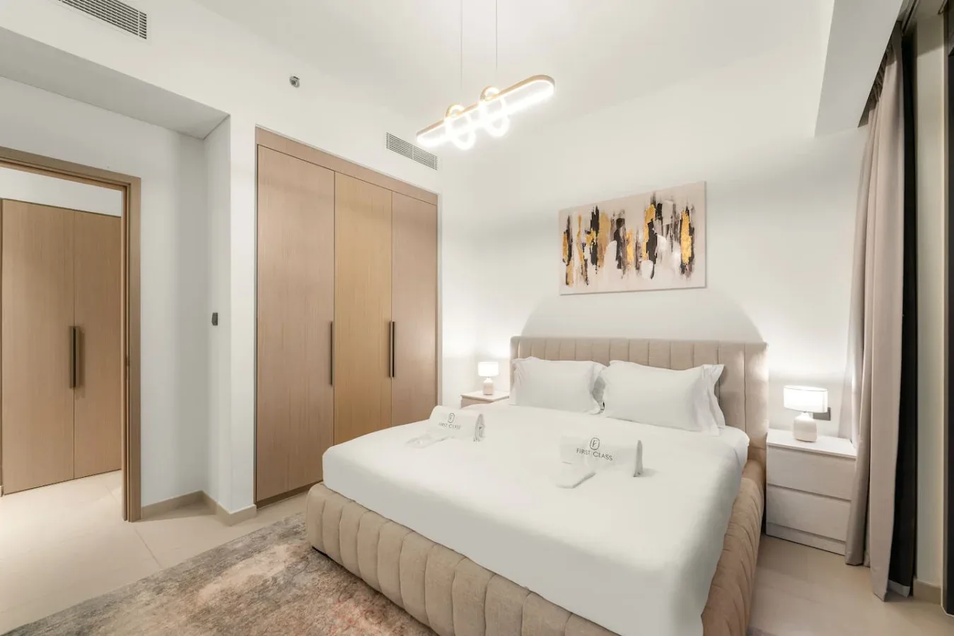 Un dormitorio luminoso con una cama bien hecha y armarios empotrados.