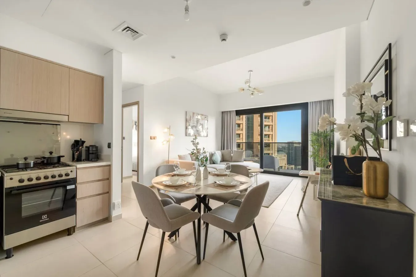 Una luminosa cocina-comedor de planta abierta con una mesa junto a la sala de estar.