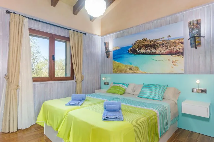 Un dormitorio con una cama vestida con ropa de cama verde brillante y turquesa.
