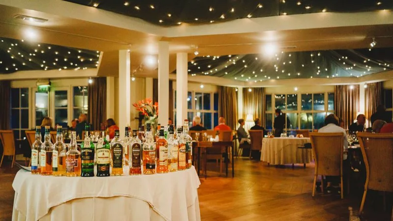 Mesa de whisky en Rathmullan House