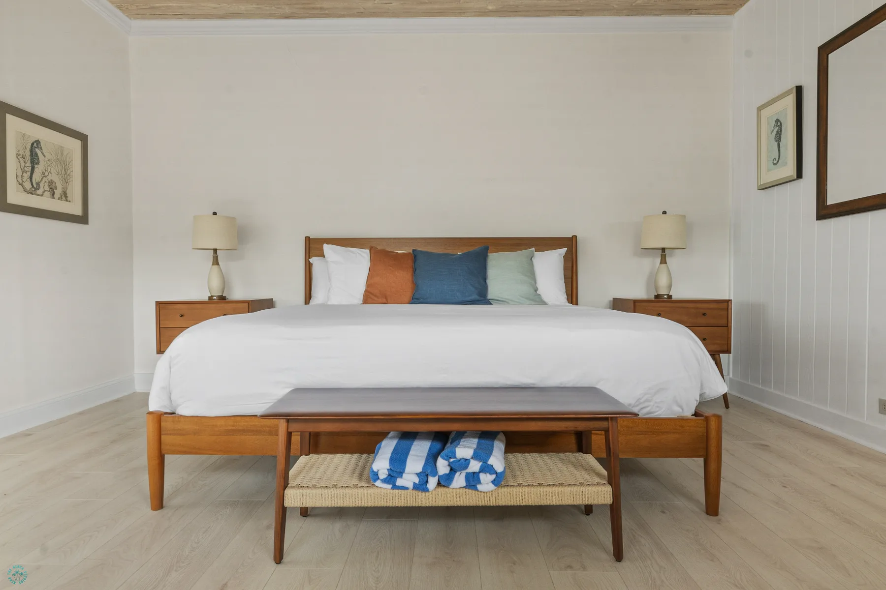 King with Waterfront View king bed