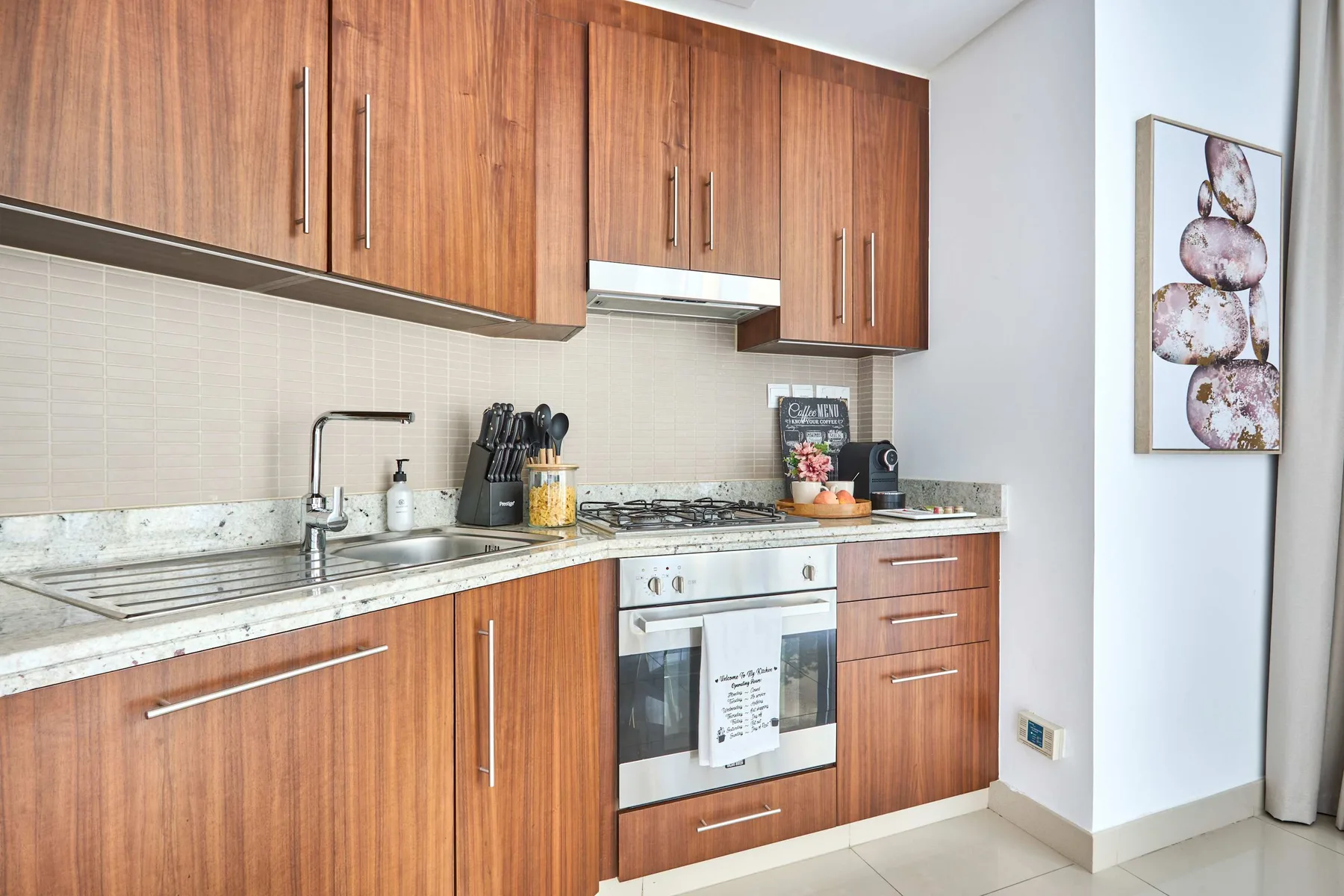 Una cocina con gabinetes de madera, una encimera y un horno integrado.