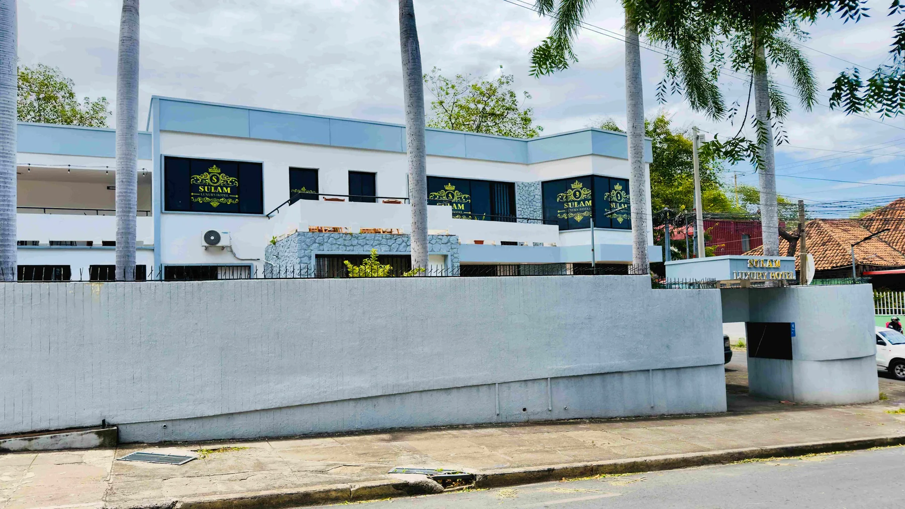 Letrero exterior de Sulam Luxury Hotel