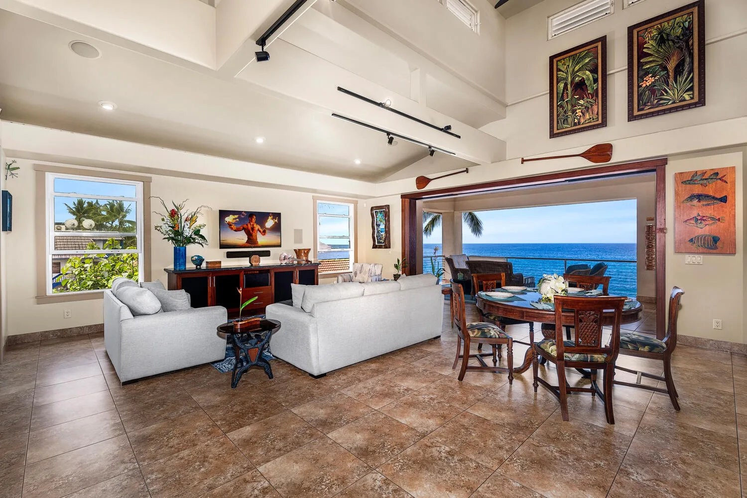 Una luminosa sala de estar y comedor se abre a un patio cubierto frente al mar.