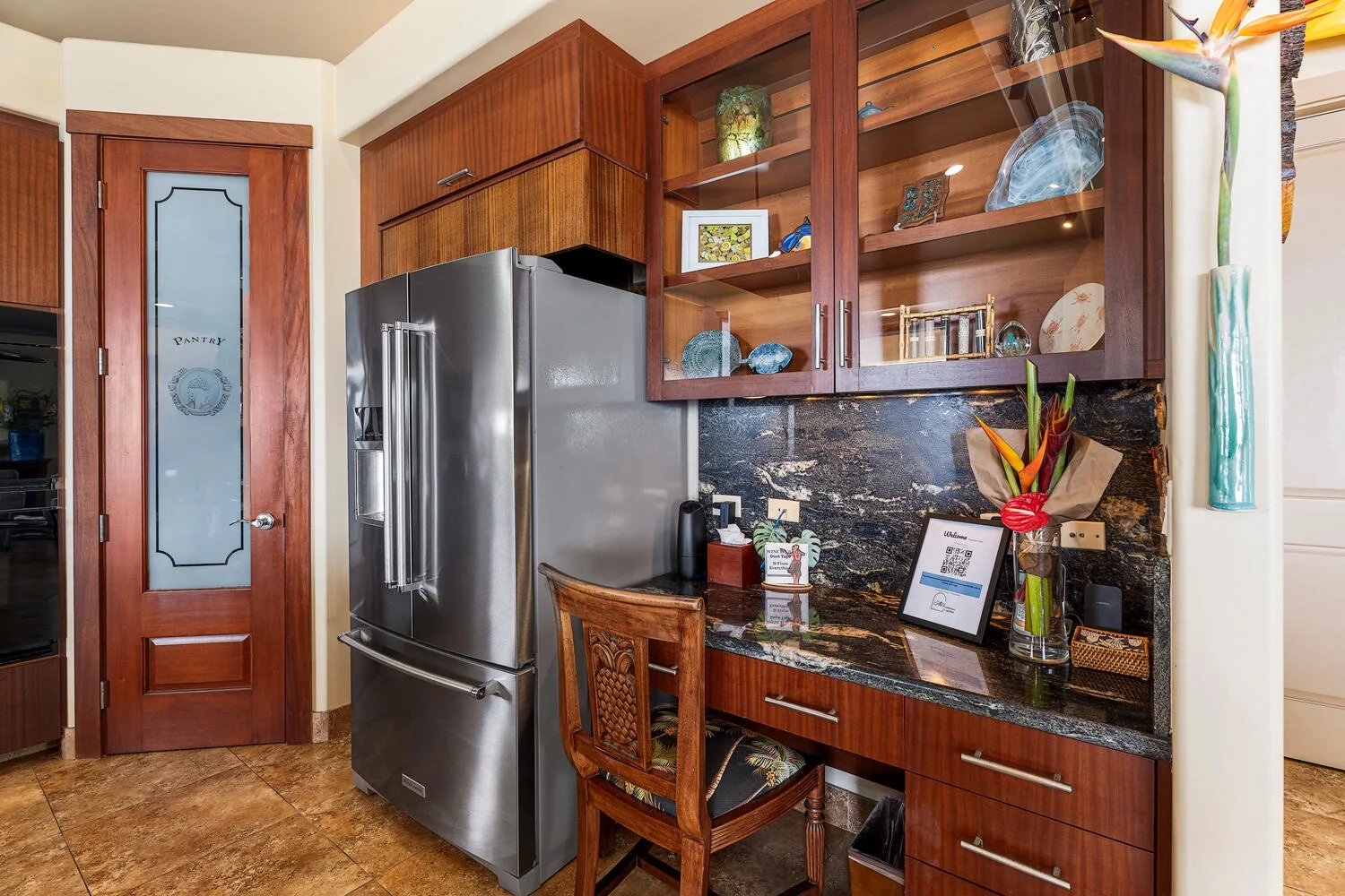 Una cocina con un refrigerador de acero inoxidable y gabinetes de madera.