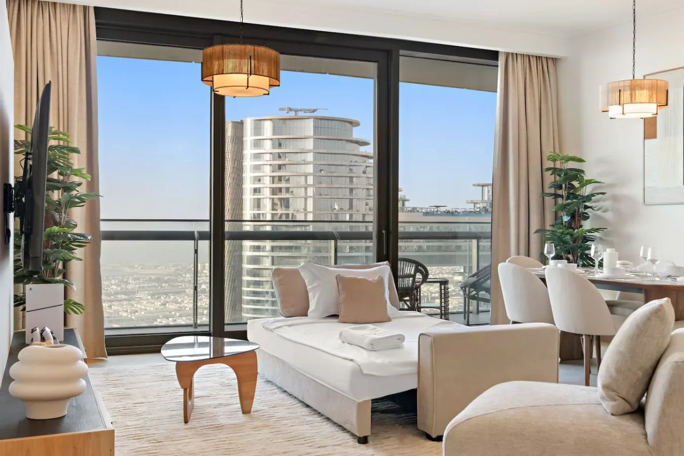Una luminosa sala de estar con asientos junto a grandes ventanas con vistas a la ciudad.
