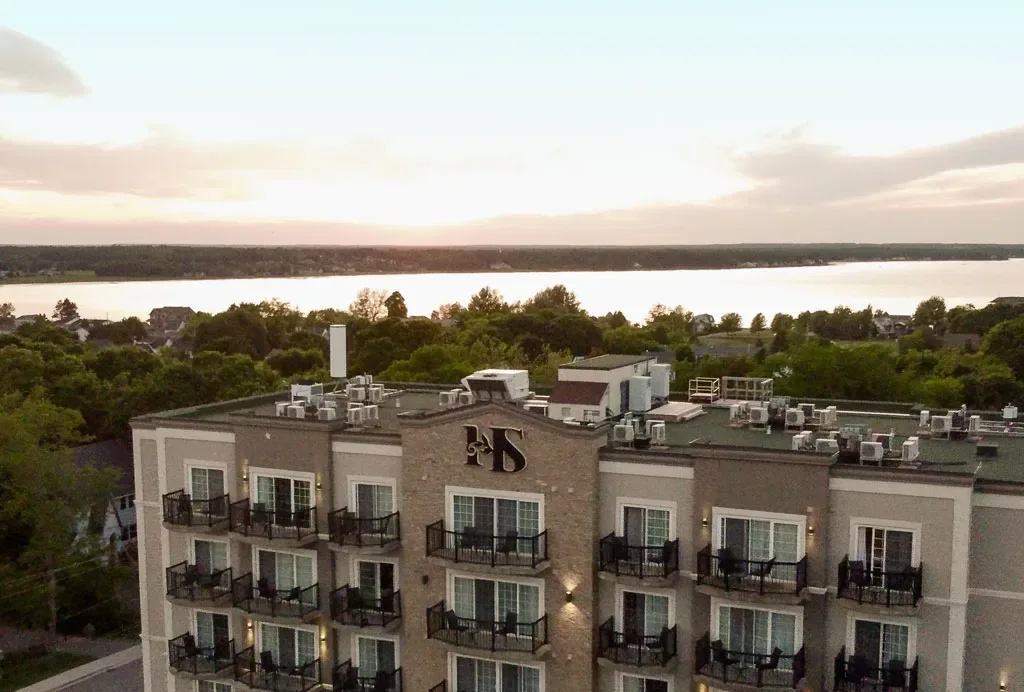 Exterior del Hotel Shediac junto a la bahía