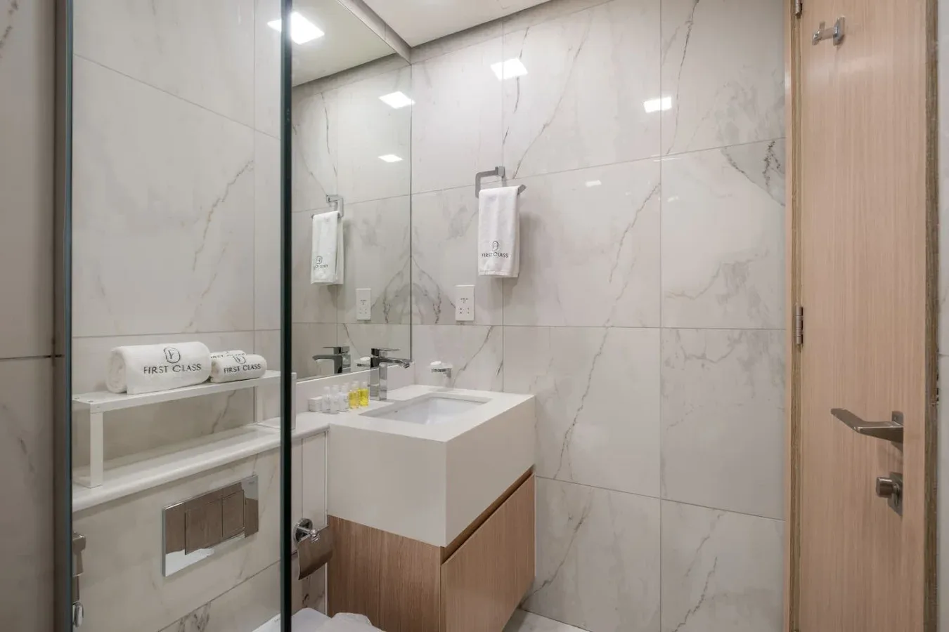 Un baño con azulejos, lavabo y espejo.