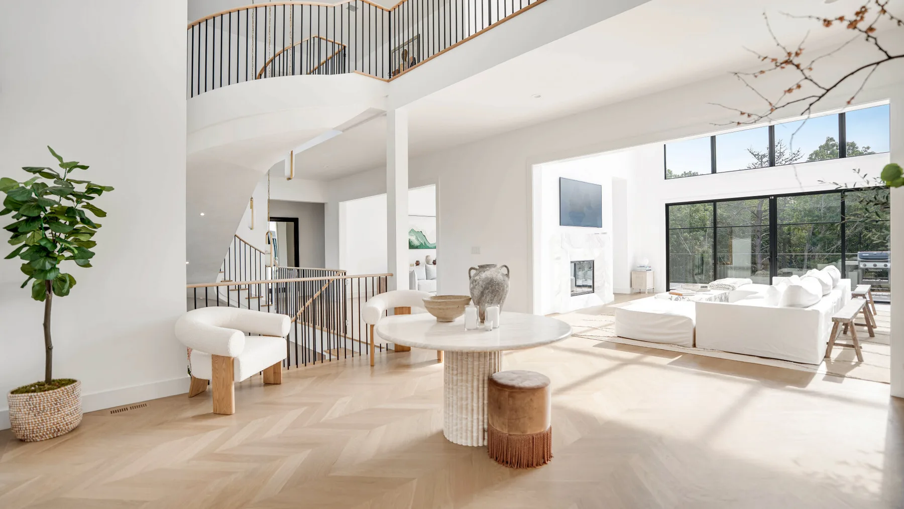 Una sala luminosa con asientos blancos y ventanales.