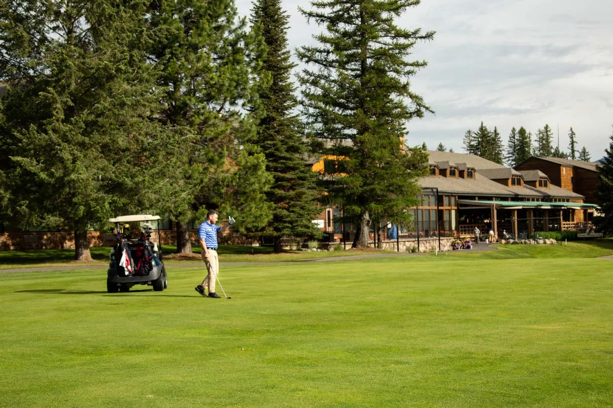 Jugando al golf con vistas al alojamiento