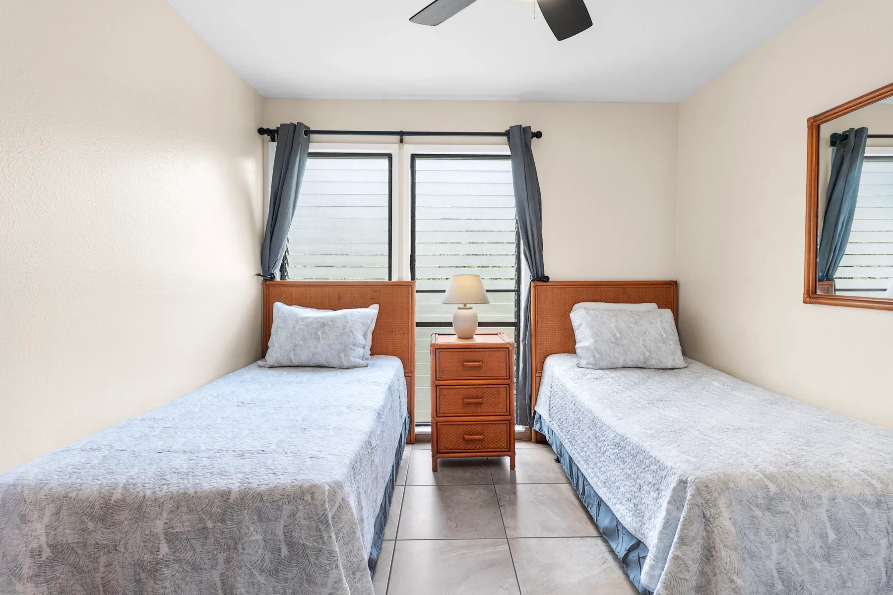 Un dormitorio con dos camas individuales y una mesita de noche entre ellas.