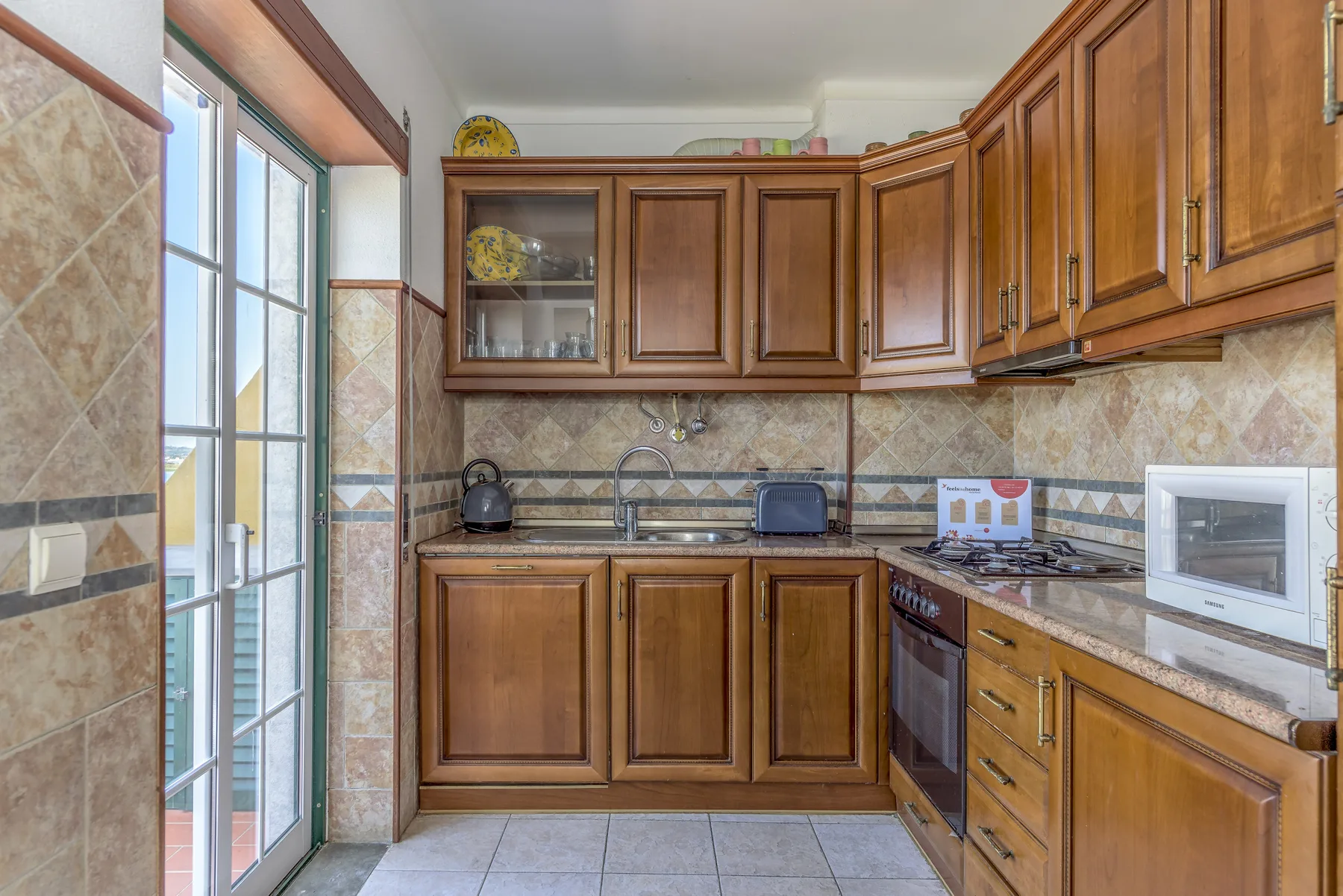 Una cocina con armarios de madera y una encimera.