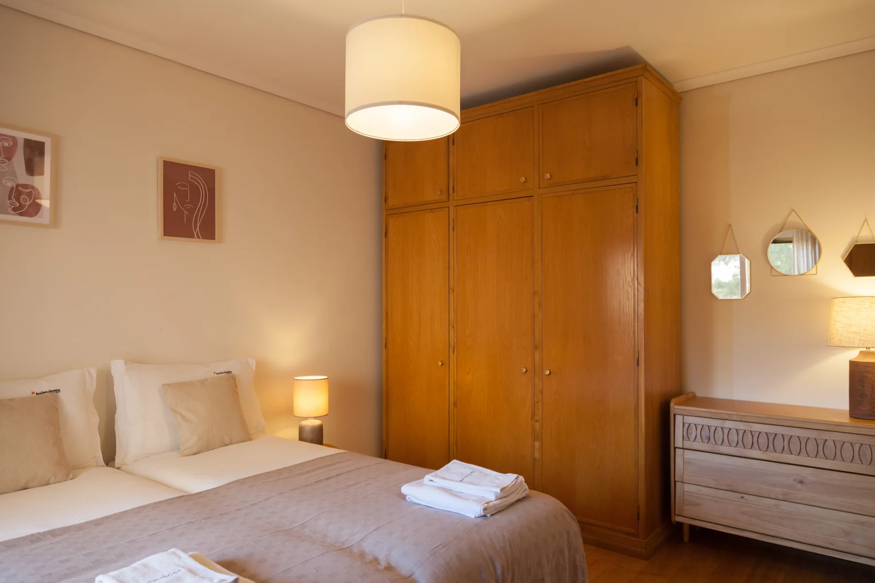 Un dormitorio con una cama y un armario grande de madera.
