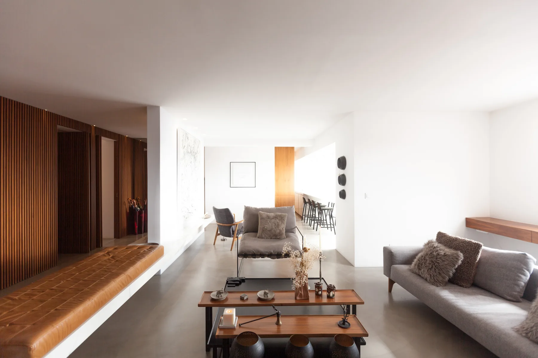 Una sala de estar moderna con asientos, una mesa de centro y un comedor.