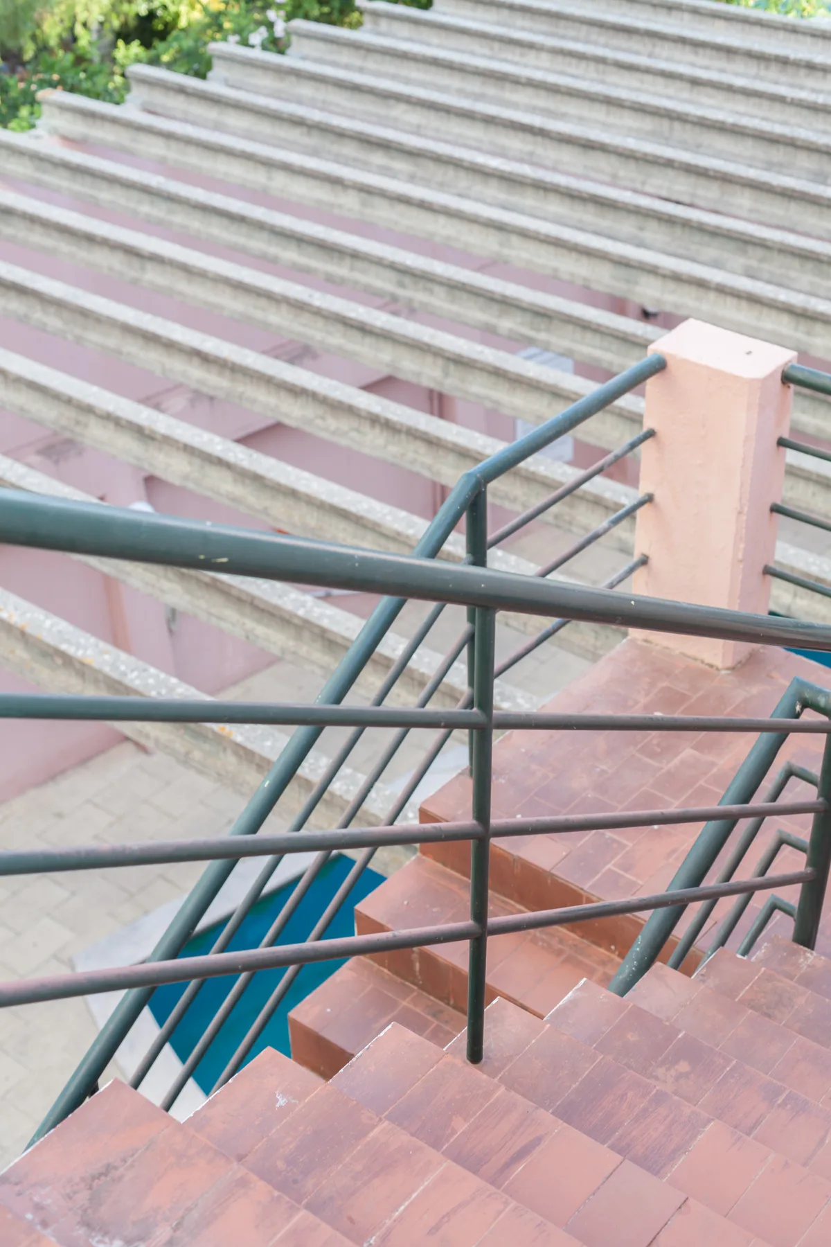 Escaleras exteriores con barandillas metálicas descienden junto a varias filas escalonadas.