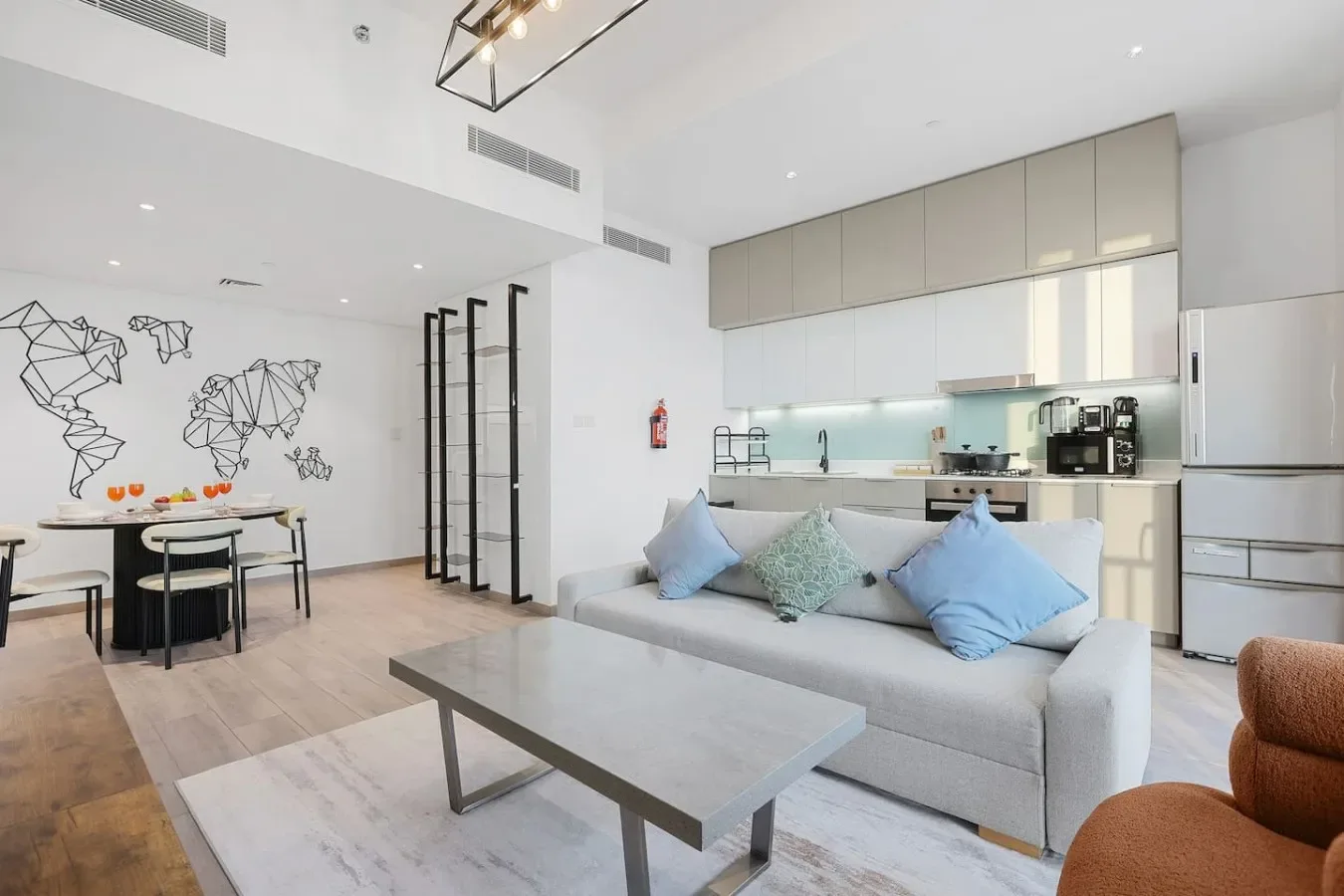 Una sala de estar y cocina de concepto abierto con sofá y comedor.