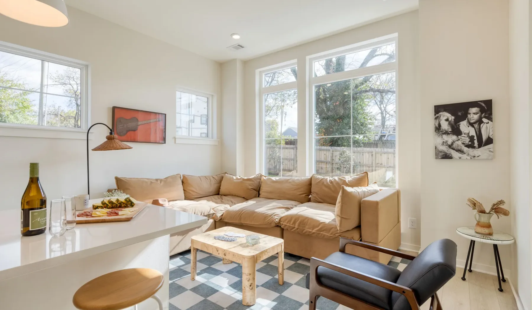 Una sala luminosa con una zona de asientos junto a grandes ventanas.