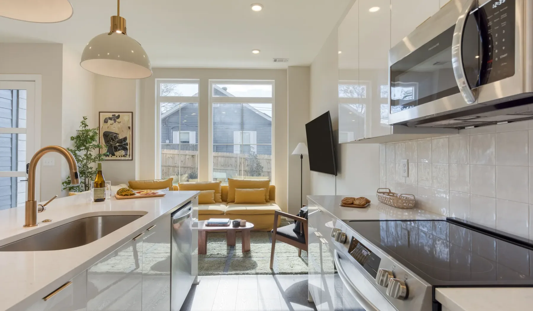 Cocina y sala de estar diáfanas y luminosas, con barra y zona de asientos.