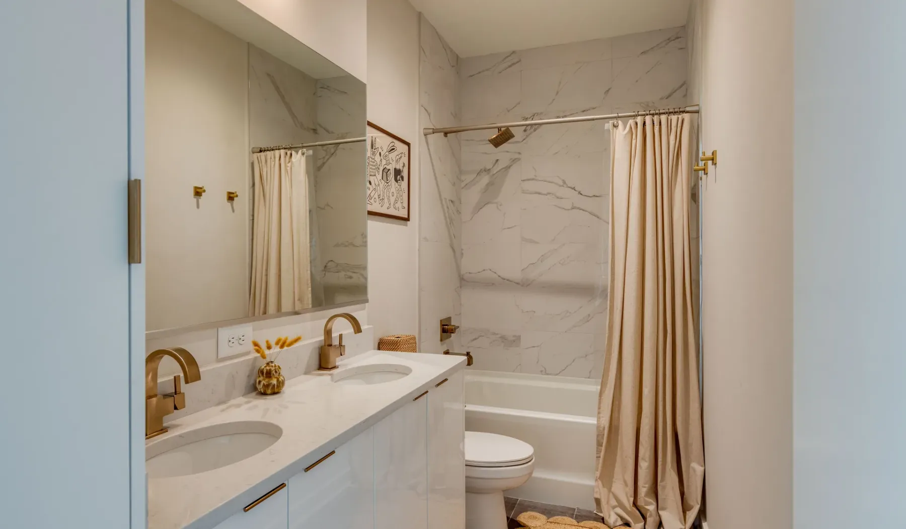 Un baño con un lavabo largo, dos lavabos y una bañera con cortina.