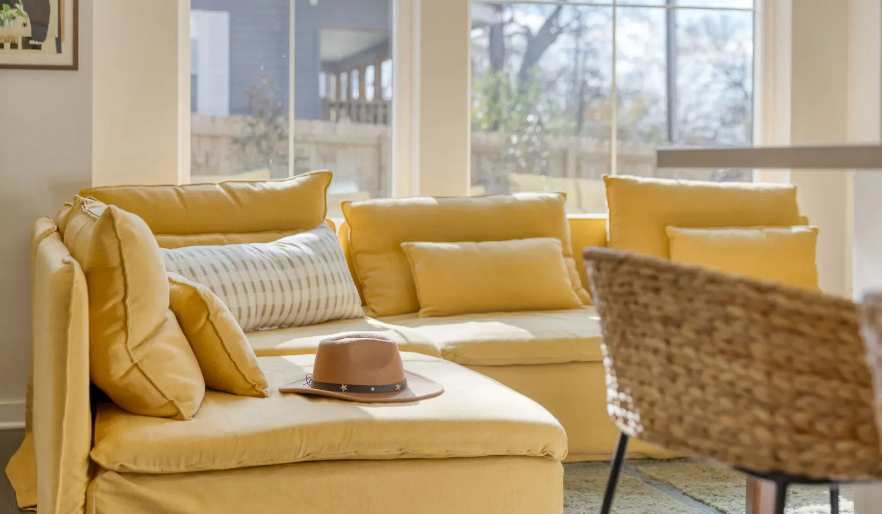Una sala luminosa con asientos amarillos junto a grandes ventanas.