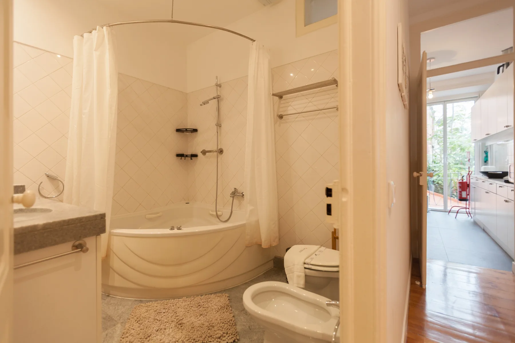 Un baño con una bañera curva y una cortina de ducha.