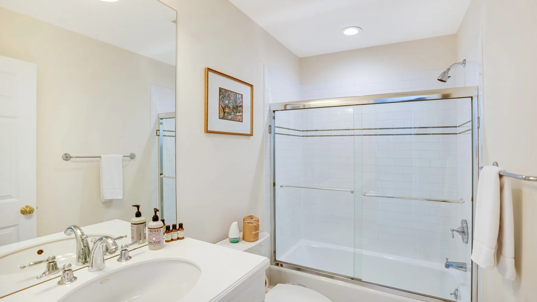 Un baño con bañera, lavabo y zona de ducha con azulejos.