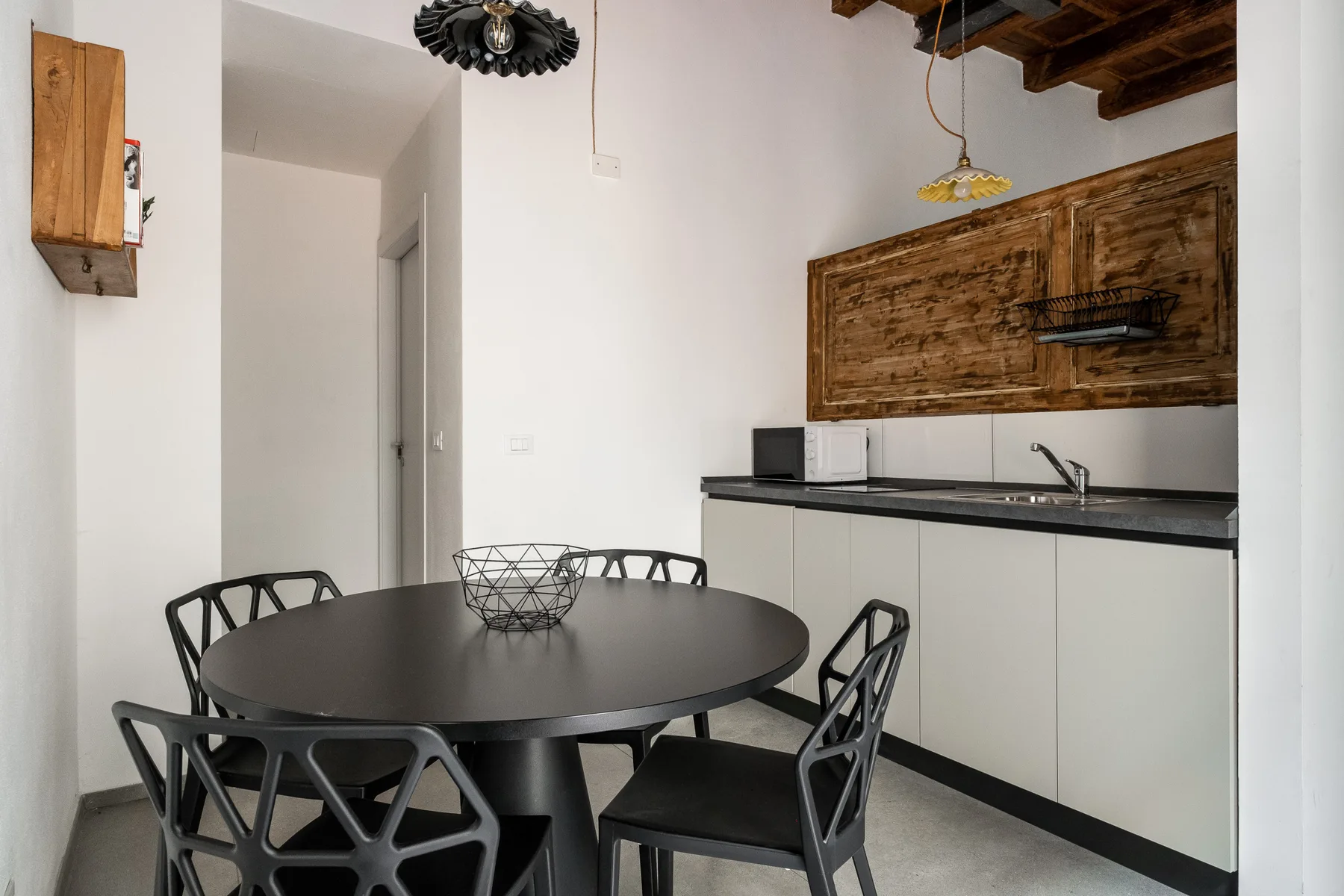 Comedor con una mesa redonda y una cocina compacta.