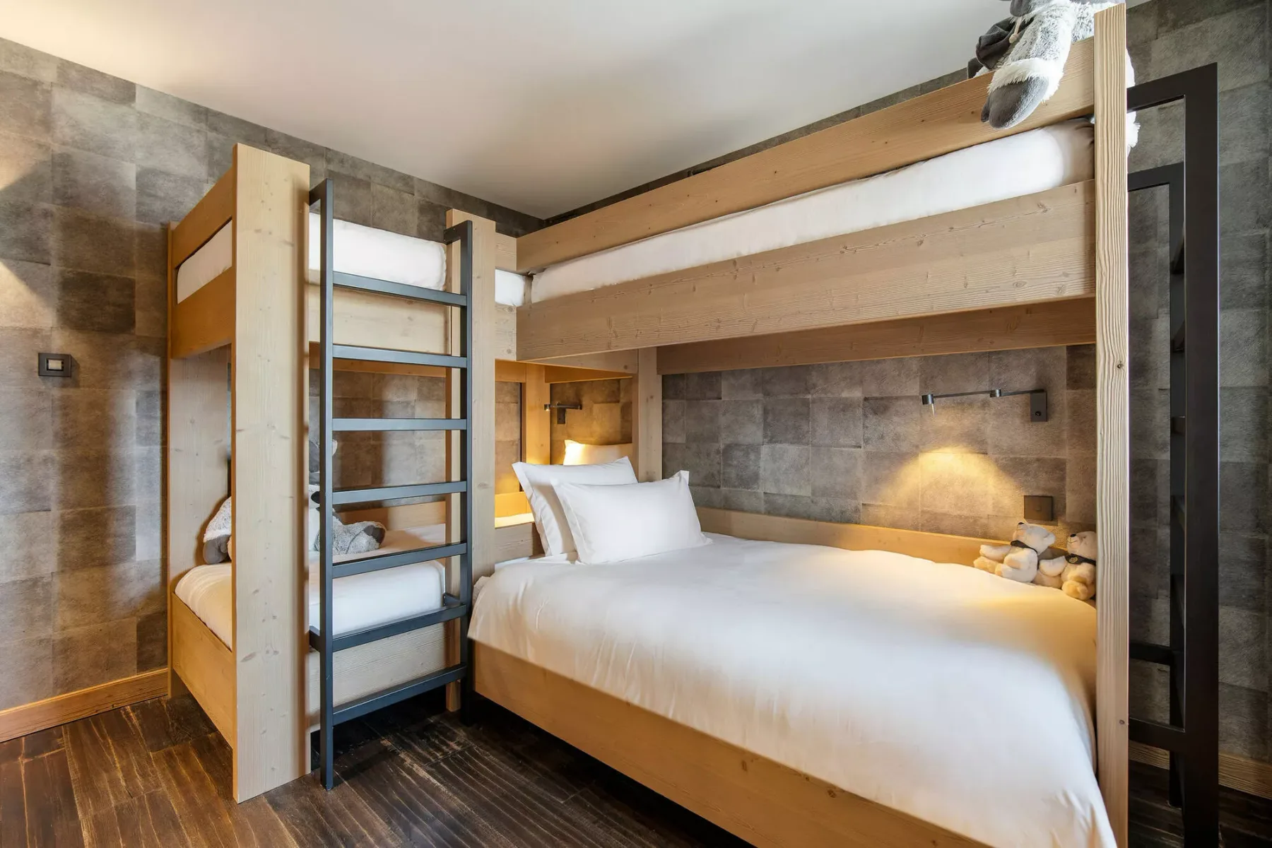 Un dormitorio con una cama grande debajo de una litera de madera.