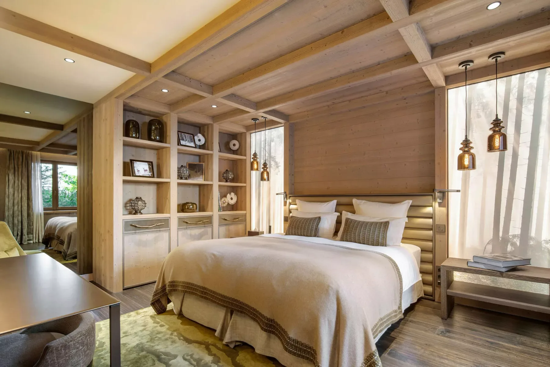 Un dormitorio con una cama bien hecha, estantes empotrados y acabados de madera cálidos.