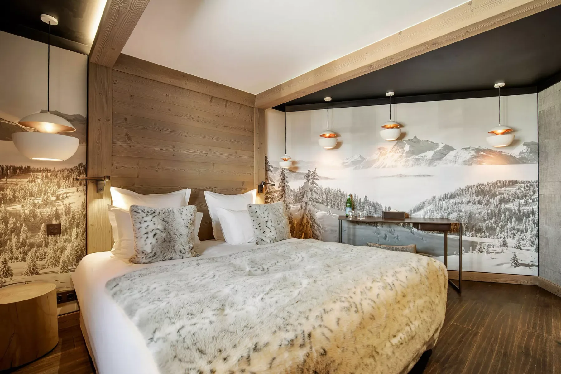 Dormitorio con una cama grande y un mural de un paisaje de montañas nevadas.
