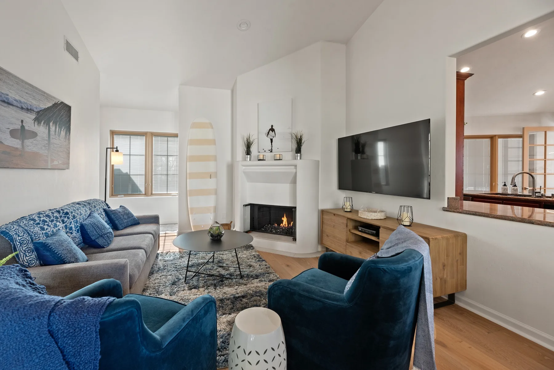 Una sala de estar con asientos, una chimenea y un televisor.