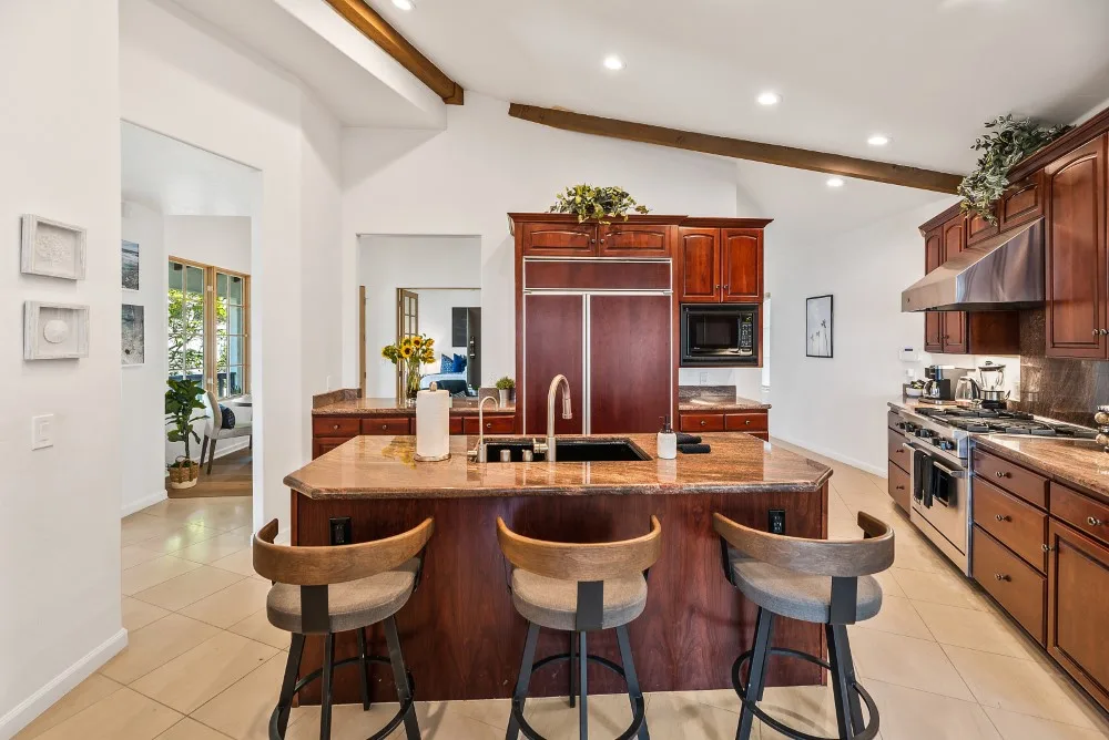 Una cocina amplia con una isla grande y gabinetes de madera.