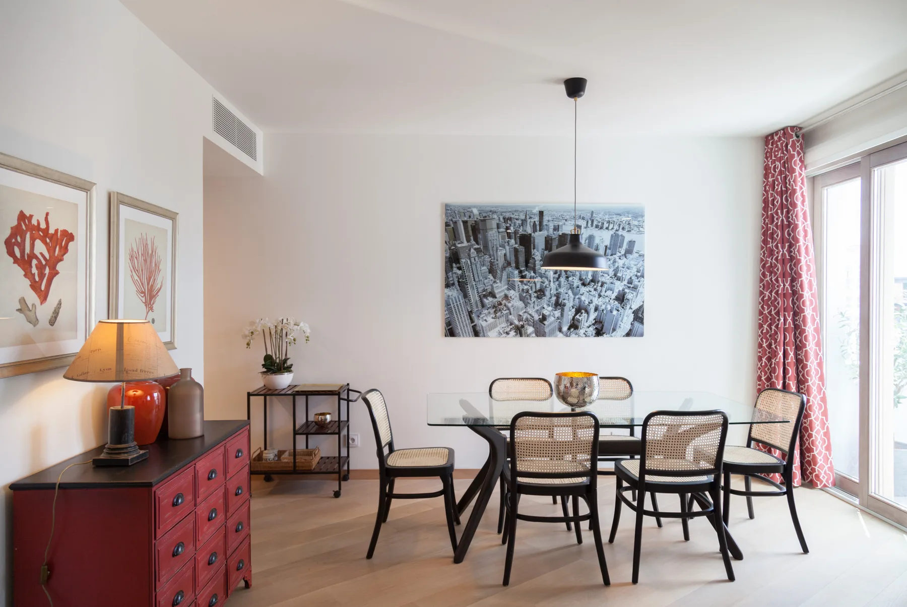 Comedor con una mesa y sillas junto a una ventana luminosa.