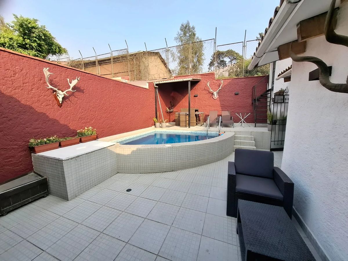 Dazzling 3BR with Private Pool & BBQ in La Cantuta