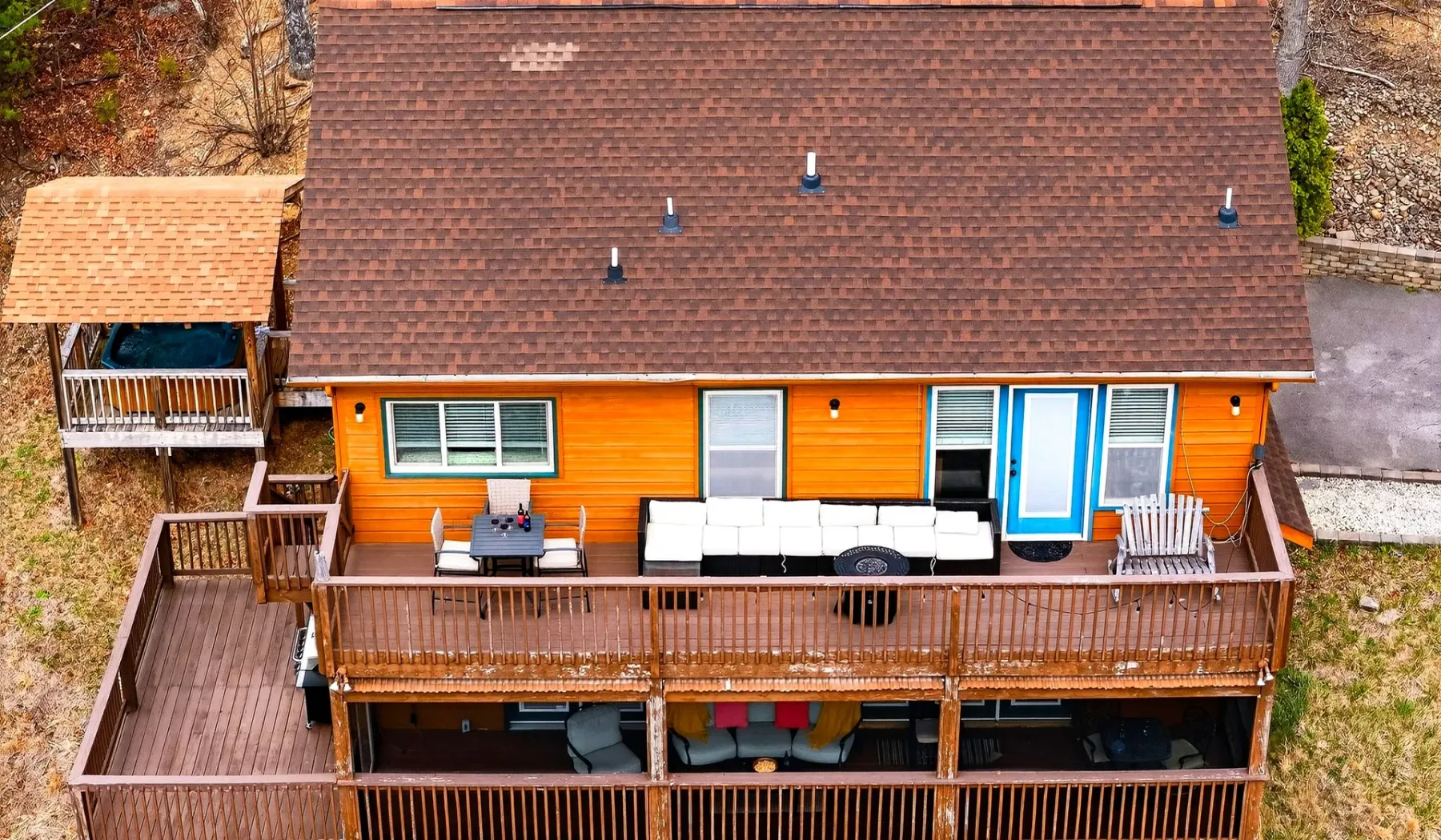 Vista aérea de una casa de madera con una amplia terraza envolvente.