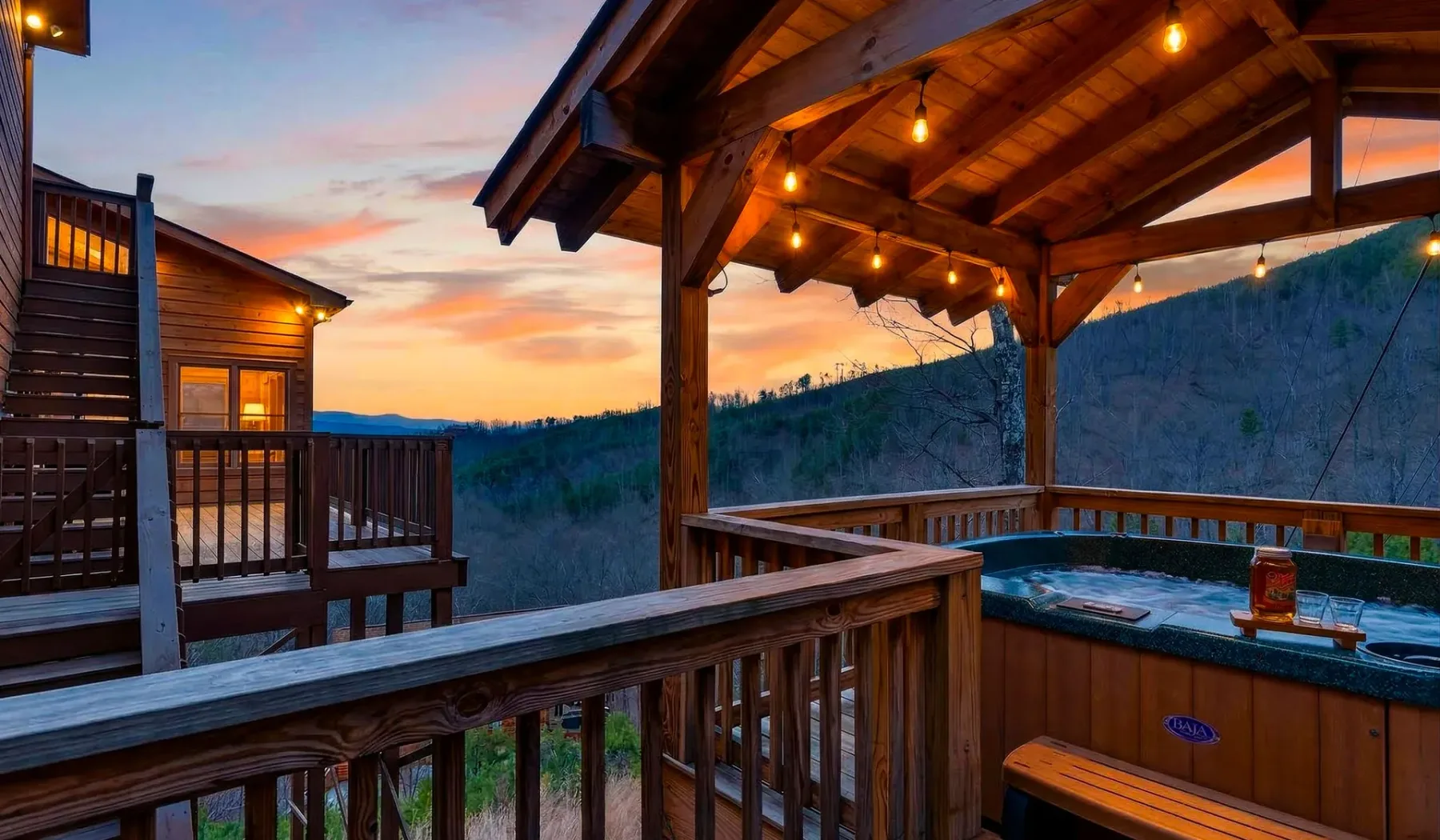 Una terraza de madera cubierta con jacuzzi mira hacia una ladera boscosa al atardecer.