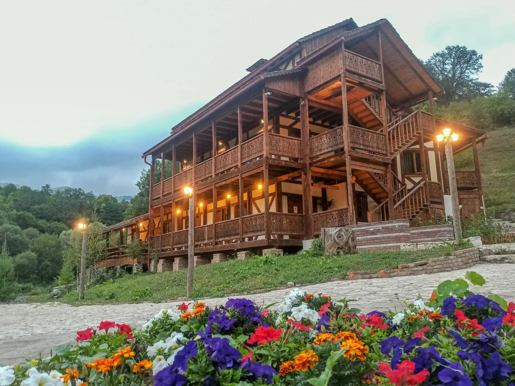 Entrada principal del Ecokayan Dilijan Resort Hotel